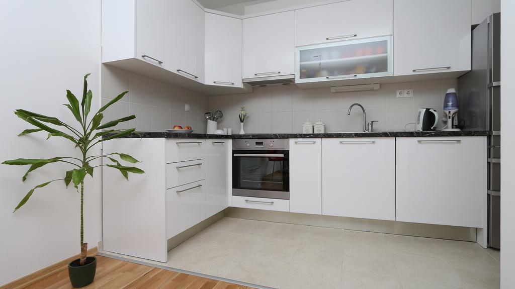 Antonijas Sunny Apartment Makarska Exterior foto
